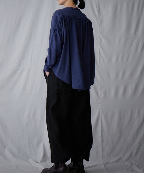 IKKUNA（イクナ）の「gathered blouse Ⅱ（シャツ/ブラウス・レディース・チャコールグレー/ネイビー/キナリ・1）」の3枚目の写真