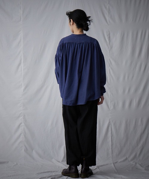IKKUNA（イクナ）の「gathered blouse Ⅱ（シャツ/ブラウス・レディース・チャコールグレー/ネイビー/キナリ・1）」の7枚目の写真