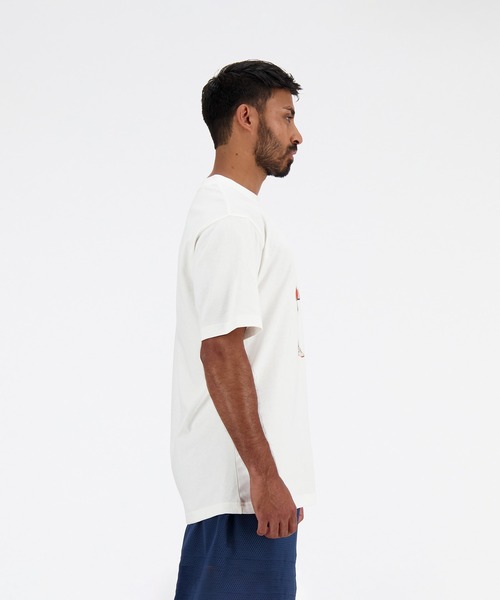 NEW BALANCE（ニューバランス）の「Athletics Basketball Style リラックス ショートスリーブTシャツ（Tシャツ/カットソー・メンズ・オフホワイト/ネイビー・SMALL/MEDIUM/LARGE/X-LARGE/XX-LARGE）」の8枚目の写真