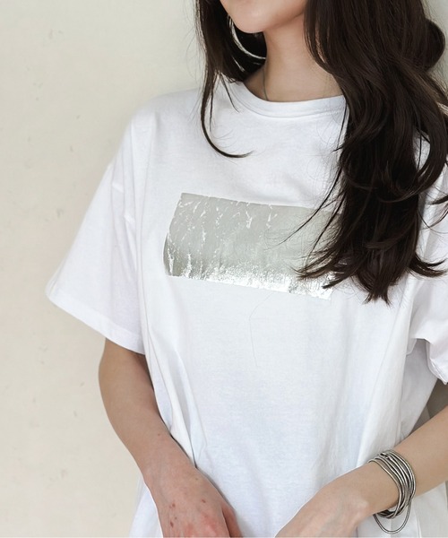 Per sist ence(パーシエンス)の「綿天竺オーバーサイズ箔プリントTシャツ(Tシャツ/カットソー・レディース・ホワイト×ゴールド/ホワイト×シルバー/ブラック×シルバー/ブラック×ゴールド/ホワイト×ピンク・FREE)」の1枚目の写真