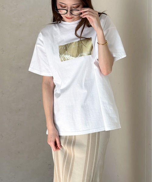 Per sist ence(パーシエンス)の「綿天竺オーバーサイズ箔プリントTシャツ(Tシャツ/カットソー・レディース・ホワイト×ゴールド/ホワイト×シルバー/ブラック×シルバー/ブラック×ゴールド/ホワイト×ピンク・FREE)」の3枚目の写真