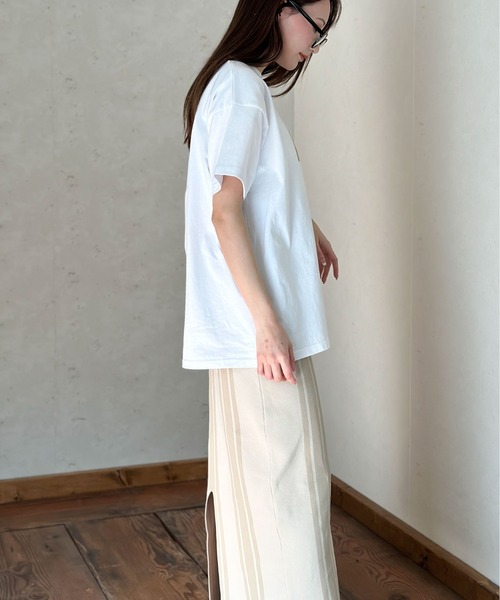 Per sist ence(パーシエンス)の「綿天竺オーバーサイズ箔プリントTシャツ(Tシャツ/カットソー・レディース・ホワイト×ゴールド/ホワイト×シルバー/ブラック×シルバー/ブラック×ゴールド/ホワイト×ピンク・FREE)」の14枚目の写真