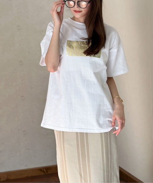 Per sist ence(パーシエンス)の「綿天竺オーバーサイズ箔プリントTシャツ(Tシャツ/カットソー・レディース・ホワイト×ゴールド/ホワイト×シルバー/ブラック×シルバー/ブラック×ゴールド/ホワイト×ピンク・FREE)」の16枚目の写真