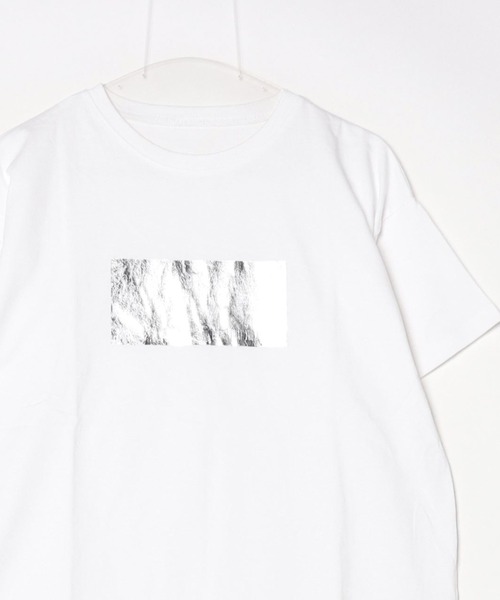 Per sist ence(パーシエンス)の「綿天竺オーバーサイズ箔プリントTシャツ(Tシャツ/カットソー・レディース・ホワイト×ゴールド/ホワイト×シルバー/ブラック×シルバー/ブラック×ゴールド/ホワイト×ピンク・FREE)」の7枚目の写真