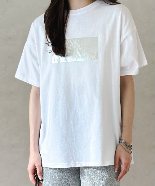 Per sist ence(パーシエンス)の「綿天竺オーバーサイズ箔プリントTシャツ(Tシャツ/カットソー・レディース・ホワイト×ゴールド/ホワイト×シルバー/ブラック×シルバー/ブラック×ゴールド/ホワイト×ピンク・FREE)」の22枚目の写真
