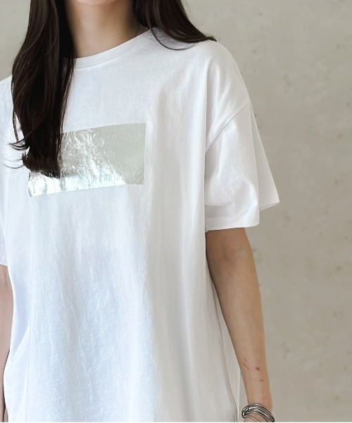 Per sist ence(パーシエンス)の「綿天竺オーバーサイズ箔プリントTシャツ(Tシャツ/カットソー・レディース・ホワイト×ゴールド/ホワイト×シルバー/ブラック×シルバー/ブラック×ゴールド/ホワイト×ピンク・FREE)」の21枚目の写真