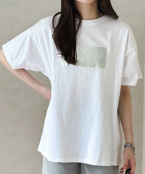 Per sist ence(パーシエンス)の「綿天竺オーバーサイズ箔プリントTシャツ(Tシャツ/カットソー・レディース・ホワイト×ゴールド/ホワイト×シルバー/ブラック×シルバー/ブラック×ゴールド/ホワイト×ピンク・FREE)」の20枚目の写真