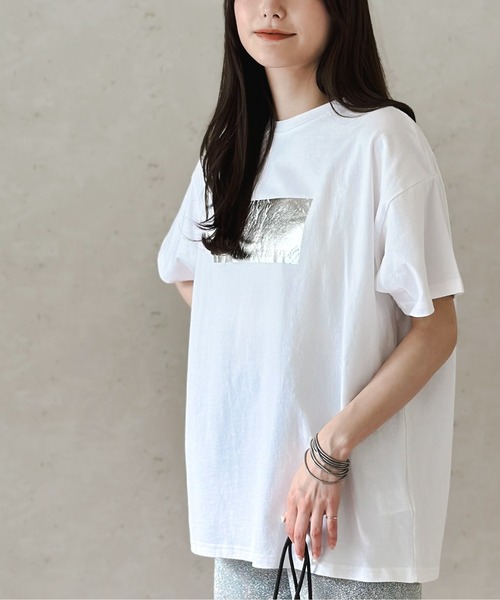 Per sist ence(パーシエンス)の「綿天竺オーバーサイズ箔プリントTシャツ(Tシャツ/カットソー・レディース・ホワイト×ゴールド/ホワイト×シルバー/ブラック×シルバー/ブラック×ゴールド/ホワイト×ピンク・FREE)」の18枚目の写真
