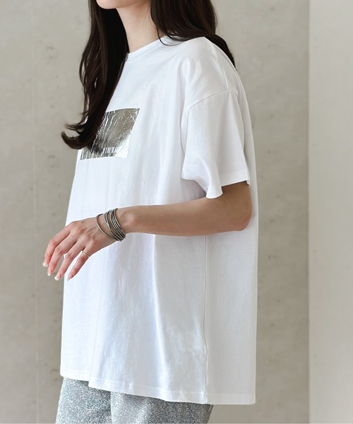 Per sist ence(パーシエンス)の「綿天竺オーバーサイズ箔プリントTシャツ(Tシャツ/カットソー・レディース・ホワイト×ゴールド/ホワイト×シルバー/ブラック×シルバー/ブラック×ゴールド/ホワイト×ピンク・FREE)」の17枚目の写真