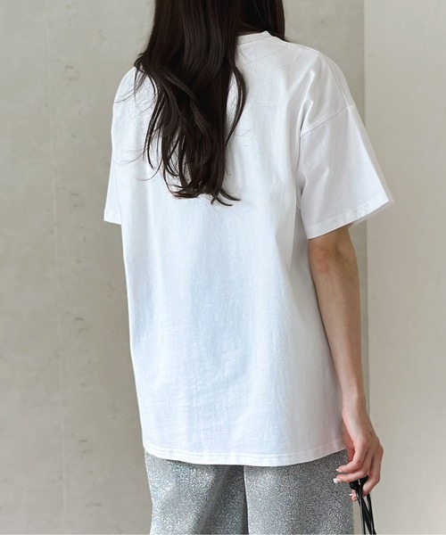 Per sist ence(パーシエンス)の「綿天竺オーバーサイズ箔プリントTシャツ(Tシャツ/カットソー・レディース・ホワイト×ゴールド/ホワイト×シルバー/ブラック×シルバー/ブラック×ゴールド/ホワイト×ピンク・FREE)」の14枚目の写真