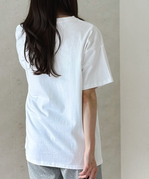 Per sist ence(パーシエンス)の「綿天竺オーバーサイズ箔プリントTシャツ(Tシャツ/カットソー・レディース・ホワイト×ゴールド/ホワイト×シルバー/ブラック×シルバー/ブラック×ゴールド/ホワイト×ピンク・FREE)」の13枚目の写真