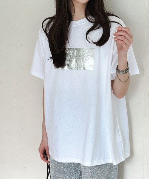 Per sist ence(パーシエンス)の「綿天竺オーバーサイズ箔プリントTシャツ(Tシャツ/カットソー・レディース・ホワイト×ゴールド/ホワイト×シルバー/ブラック×シルバー/ブラック×ゴールド/ホワイト×ピンク・FREE)」の11枚目の写真