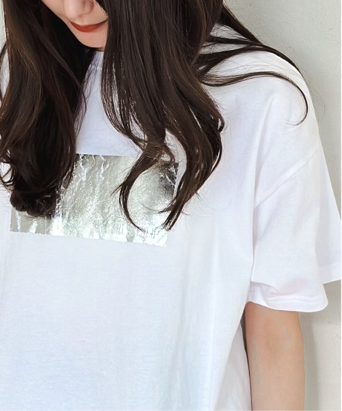 Per sist ence(パーシエンス)の「綿天竺オーバーサイズ箔プリントTシャツ(Tシャツ/カットソー・レディース・ホワイト×ゴールド/ホワイト×シルバー/ブラック×シルバー/ブラック×ゴールド/ホワイト×ピンク・FREE)」の10枚目の写真