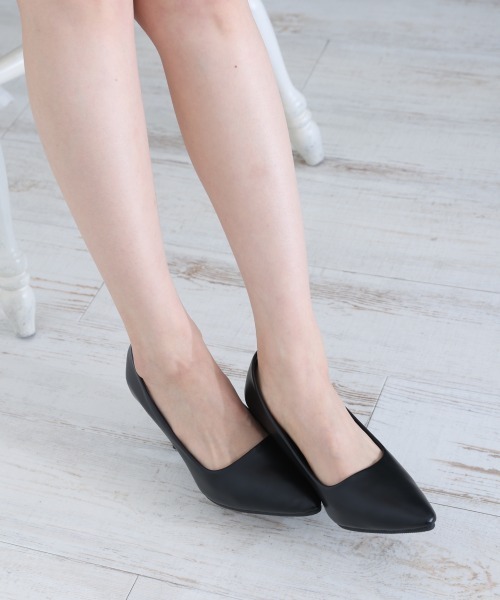 DEMETER(デメテル)の「9.0cmヒール ポインテッドトゥ パンプス(パンプス・レディース・ブラック/ブラック系その他/ホワイト/ブラック系その他2・21.5cm/22.0cm/23.0cm/24.0cm/24.5cm/25.0cm/22.5cm/23.5cm/25.5cm)」の2枚目の写真