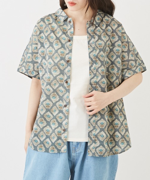 CUBE SUGAR（キューブシュガー）の「インドキャンブリック総柄ドルマンスリーブ半袖シャツ（シャツ/ブラウス・レディース・ブルー/ピンク/レッド/マルチ/チャコールグレー・M）」の2枚目の写真