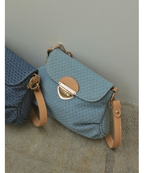 Re:EDIT（リエディ）の「[2024 SUMMER COLLECTION]ゴールドフラップデニムライクハンドバッグ（ショルダーバッグ・レディース・ブルー/ライトブルー・FREE）」の14枚目の写真