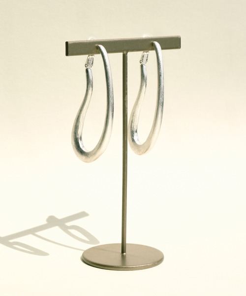 GOLDY(ゴールディ)の「カーヴィー オーバル イヤリング(イヤリング・レディース・ゴールド/シルバー/ゴールド系その他/シルバー系その他・FREE)」の7枚目の写真