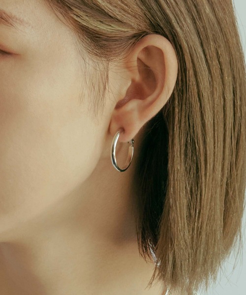 GOLDY（ゴールディ）の「シャープ ライン ミドル フープ イヤリング（イヤリング・レディース・シルバー/ゴールド/シルバー系その他/ゴールド系その他・FREE）」の2枚目の写真