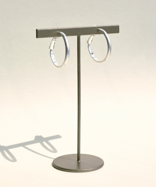 GOLDY（ゴールディ）の「シャープ ライン ミドル フープ イヤリング（イヤリング・レディース・シルバー/ゴールド/シルバー系その他/ゴールド系その他・FREE）」の6枚目の写真