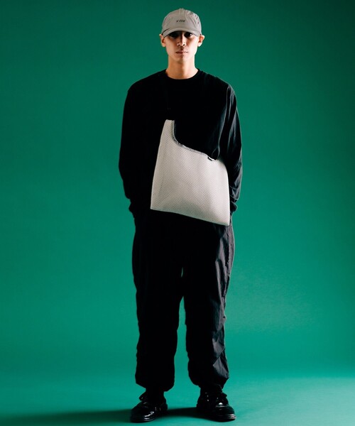 KiU(キウ)の「KiU/キウ FULL REFLECTOR MESH TOTE BAG/フルリフレクターメッシュトートバッグ(トートバッグ・メンズ・グレー/ブラック・ONE SIZE)」の9枚目の写真