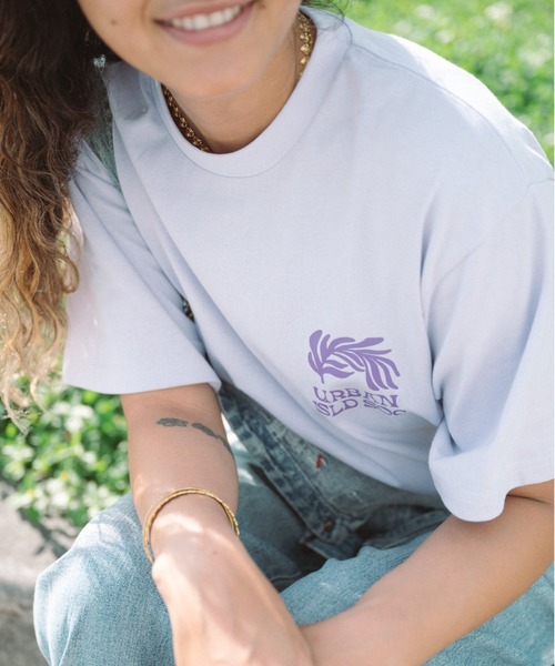 URBAN ISLAND SOCIETY(アーバンアイランドソサエティ)の「【URBAN ISLAND SOCIETY/アーバンアイランドソサエティ】LEAF PRINT TEE/ワンポイントロゴ半袖Tシャツ(Tシャツ/カットソー・メンズ・パープル/ターコイズブルー/オフホワイト・SMALL/MEDIUM/LARGE/X-LARGE)」の2枚目の写真
