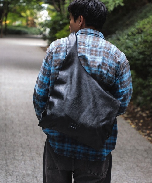 bpr BEAMS（ビーピーアール ビームス ）の「フェイクレザー ショッパー L（ショルダーバッグ・メンズ・ブラック/グレー・ONE SIZE）」の21枚目の写真