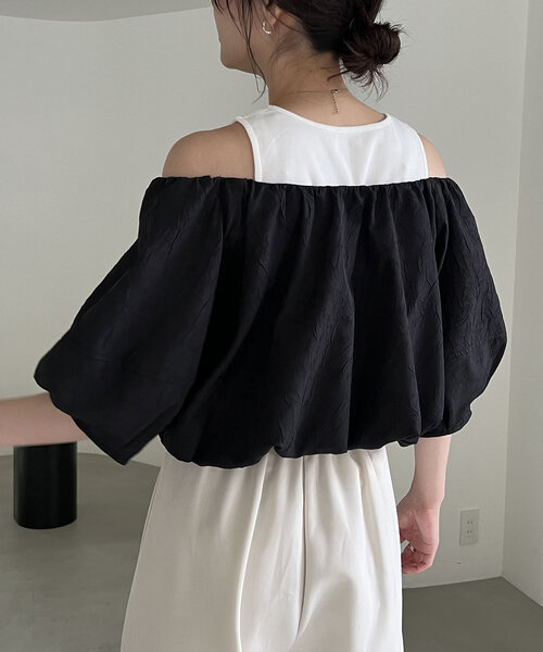 CAPRICIEUX LE'MAGE（カプリシューレマージュ）の「タンクSETオフショルブラウス（シャツ/ブラウス・レディース・ベージュ/ブラック・FREE）」の4枚目の写真