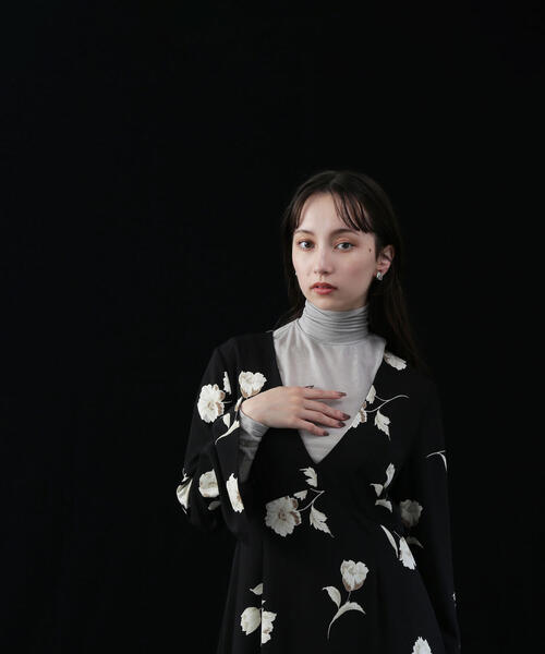 NATURAL BEAUTY BASIC（ナチュラルビューティーベーシック）の「◇【Oggi掲載】シアーストレッチカットソーシリーズ タートルネック（Tシャツ/カットソー・レディース・オフホワイト/チャコールグレー/グレー・FREE）」の5枚目の写真