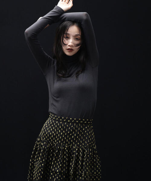 NATURAL BEAUTY BASIC（ナチュラルビューティーベーシック）の「◇【Oggi掲載】シアーストレッチカットソーシリーズ タートルネック（Tシャツ/カットソー・レディース・オフホワイト/チャコールグレー/グレー・FREE）」の12枚目の写真