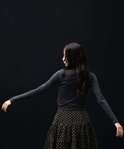 NATURAL BEAUTY BASIC（ナチュラルビューティーベーシック）の「◇【Oggi掲載】シアーストレッチカットソーシリーズ タートルネック（Tシャツ/カットソー・レディース・オフホワイト/チャコールグレー/グレー・FREE）」の16枚目の写真