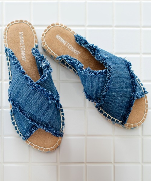 Minnetonka(ミネトンカ)の「MINNETONKA(ミネトンカ) / クロスベルト フラットサンダル PEPPER(サンダル・レディース・ブラック/タン/インディゴブルー・5/6/7/8/9)」の3枚目の写真