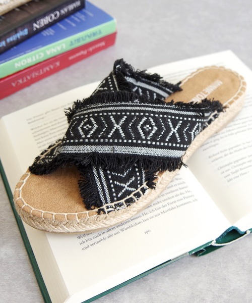 Minnetonka(ミネトンカ)の「MINNETONKA(ミネトンカ) / クロスベルト フラットサンダル PEPPER(サンダル・レディース・ブラック/タン/インディゴブルー・5/6/7/8/9)」の2枚目の写真