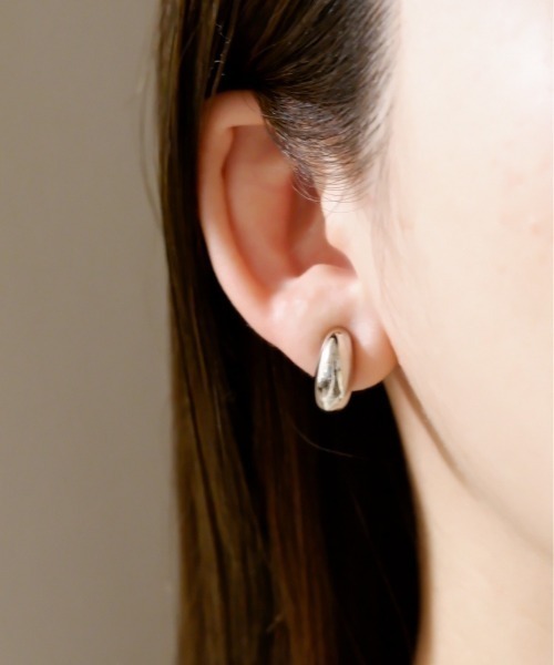 ciite' surgical stainless(シーテサージカルステンレス)の「【 金属アレルギー対応 】 メタル ぷっくり クリップイヤリング サージカルステンレス (両耳用) <付けやすさ改善◎>(イヤリング・レディース・ゴールド/シルバー/ピンクゴールド・FREE)」の2枚目の写真