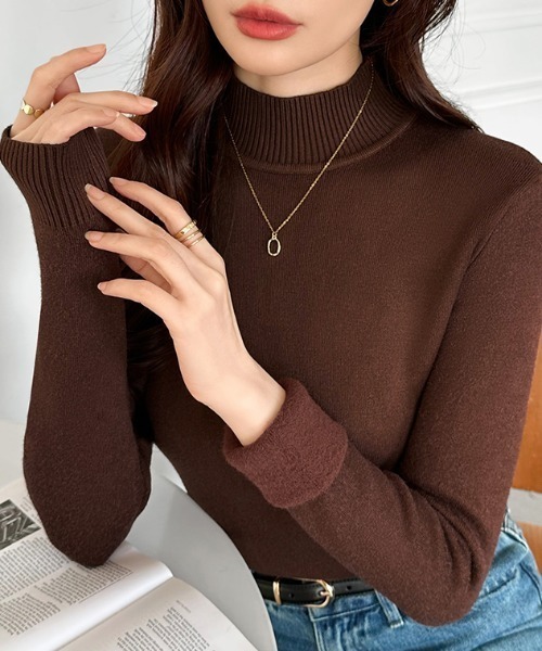 COCOMOMO(ココモモ)の「ふわもち 裏起毛 ストレッチ ハイネックニット(ニット/セーター・レディース・ベージュ/オレンジ/イエロー系/ブルー/ライトブラウン/ワイン/ホワイト/ダークブラウン/ブラック・FREE)」の3枚目の写真