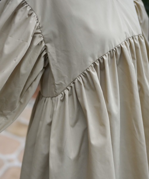 &HALF(アンドハーフ)の「バルーンロングスリーブペプラムブラウス(チュニック・ミニワンピース)(シャツ/ブラウス・レディース・ブラック/ダークブラウン/ベージュ/オフホワイト・FREE)」の5枚目の写真