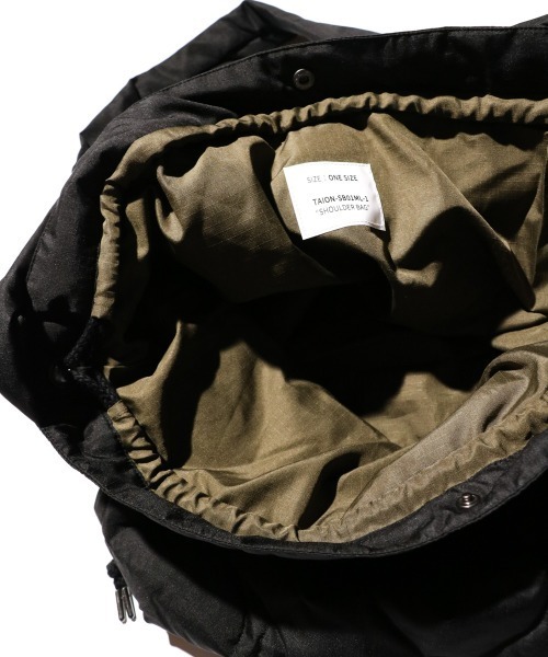 TAION（タイオン）の「TAION / タイオン MILITARY DOWN SHOULDER BAG ミリタリー ダウンショルダーバッグ(TAION-SB01ML-1)（ショルダーバッグ・メンズ・ブラック/オリーブ/ダークネイビー/モカ・ONE SIZE）」の12枚目の写真