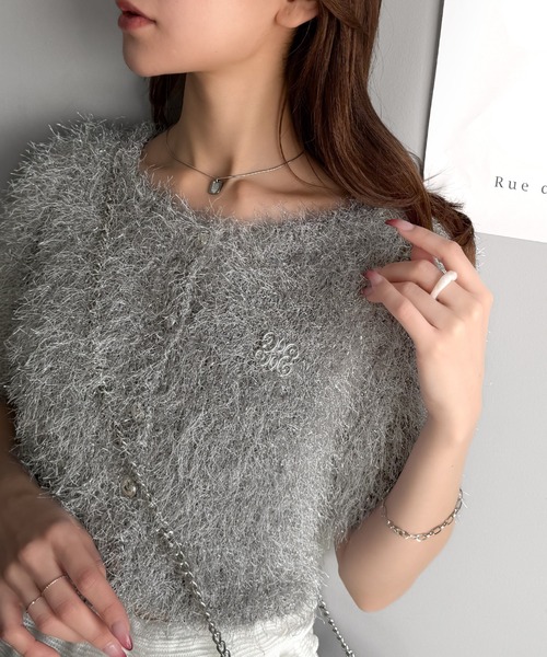 mily bilet(ミウィビレット)の「【mily bilet】ふんわり大人可愛い。ラメシャギーブローチ付きワンオフショル前後2WAYカーディガン(Tシャツ/カットソー・レディース・グレー/ブルー/アイボリー・MEDIUM/LARGE/X-LARGE/SMALL)」の2枚目の写真