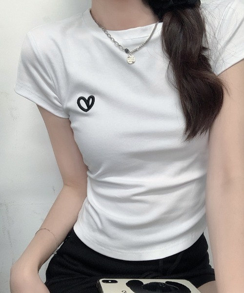 deux amour（ドゥーザムール）の「ワンポイント刺しゅうTシャツ（Tシャツ/カットソー・レディース・ブラック/ホワイト/グレー・FREE）」の2枚目の写真