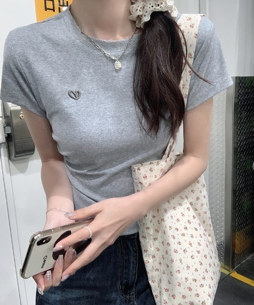 deux amour（ドゥーザムール）の「ワンポイント刺しゅうTシャツ（Tシャツ/カットソー・レディース・ブラック/ホワイト/グレー・FREE）」の7枚目の写真