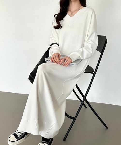 COCOMOMO(ココモモ)の「ロング・マキシ選べる2丈 ゆるニットワンピース Vネック ワンピース ニットワンピース 長袖 ニット ロングワンピース マキシワンピース 秋服 冬服(ワンピース・レディース・ブラック/ライトグレー/ホワイト/ダークグレー/レッド/ワイン/ベージュ/ブラウン/レッド系/ワイン系/ホワイト系/ブラック系/ライトグレー系/グレー系/ブラウン系/ベージュ系/ダークブラウン/ダークブラウン系・FREE)」の3枚目の写真