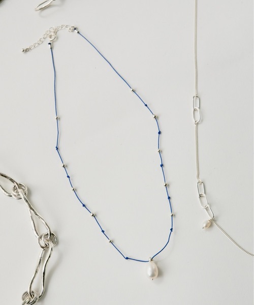 loni（ロニ）の「SV925 Silk Cord Pearl Necklace（ネックレス・レディース・ブルー/ブラック/ベージュ・FREE）」の3枚目の写真