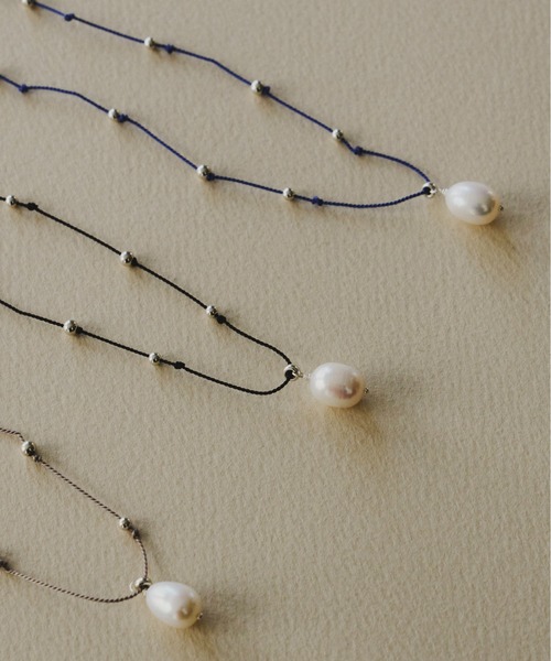 loni（ロニ）の「SV925 Silk Cord Pearl Necklace（ネックレス・レディース・ブルー/ブラック/ベージュ・FREE）」の9枚目の写真