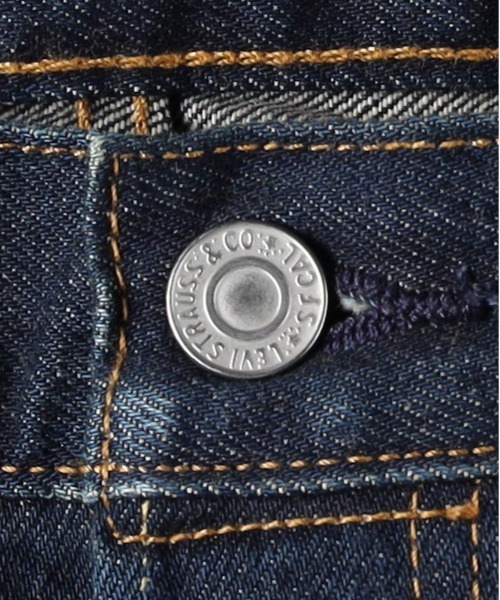 Levi's(リーバイス)の「Levi's(リーバイス)【メンズ】「501」セルビッジデニムパンツ オリジナルストレート(デニムパンツ・メンズ・ダークインディゴブルー・28inch/29inch/30inch/31inch/32inch/33inch/34inch/36inch)」の5枚目の写真