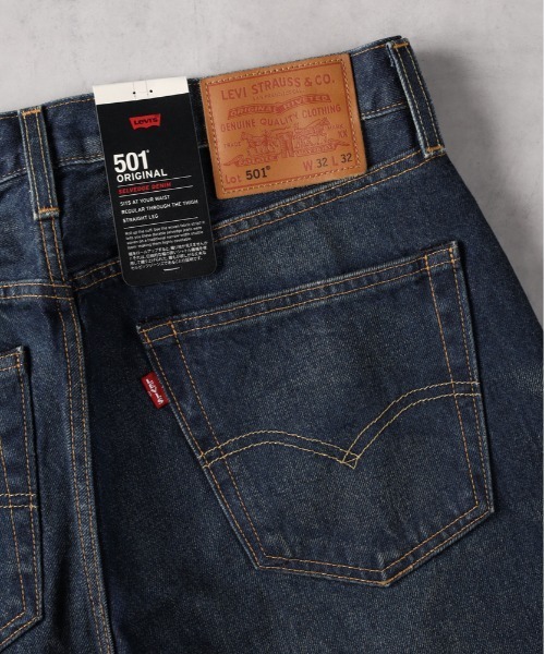Levi's(リーバイス)の「Levi's(リーバイス)【メンズ】「501」セルビッジデニムパンツ オリジナルストレート(デニムパンツ・メンズ・ダークインディゴブルー・28inch/29inch/30inch/31inch/32inch/33inch/34inch/36inch)」の2枚目の写真