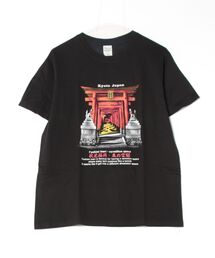 AVALON(U.Q)（アバロン）の「伏見稲荷（黒） JIN+　ブラック半袖Tシャツ（Tシャツ/カットソー）」