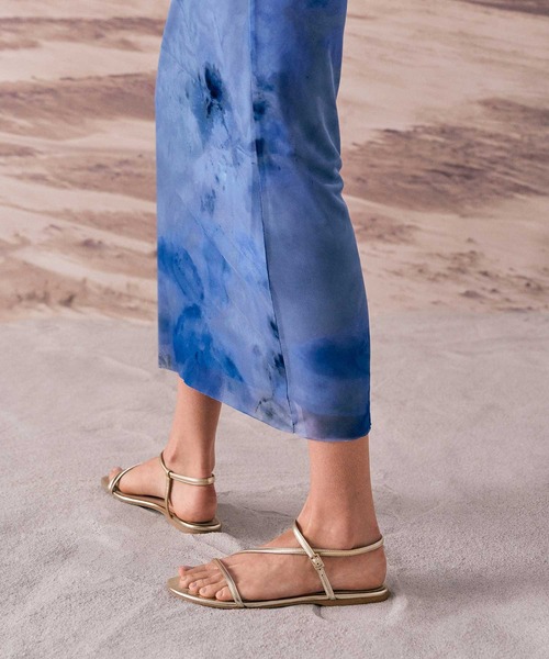 CHARLES & KEITH(チャールズ & キース)の「アンクルストラップ サンダル(サンダル・レディース・ホワイトゴールド/ブラック・26.5cm/25.5cm/25cm/24.5cm/23.5cm/23cm/22.5cm/22cm)」の1枚目の写真