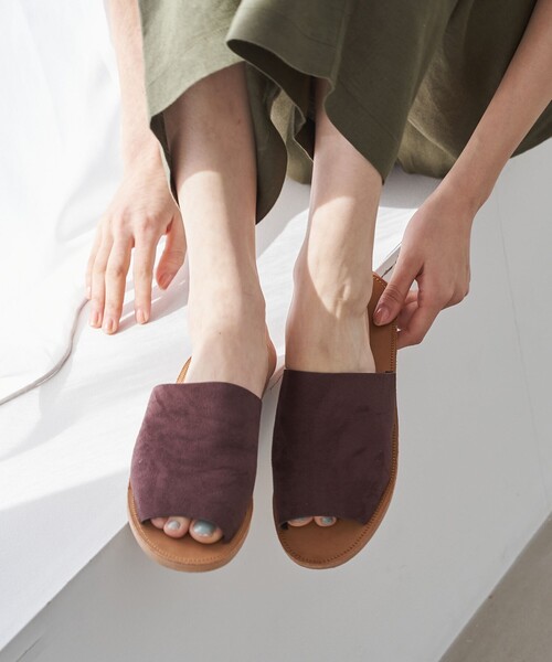 coen（コーエン）の「スエードライク スライドフラットサンダル（サンダル・レディース・ブラック/ダークブラウン・23.5cm/22.5cm/24.5cm）」の2枚目の写真