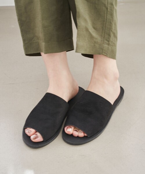 coen（コーエン）の「スエードライク スライドフラットサンダル（サンダル・レディース・ブラック/ダークブラウン・23.5cm/22.5cm/24.5cm）」の3枚目の写真