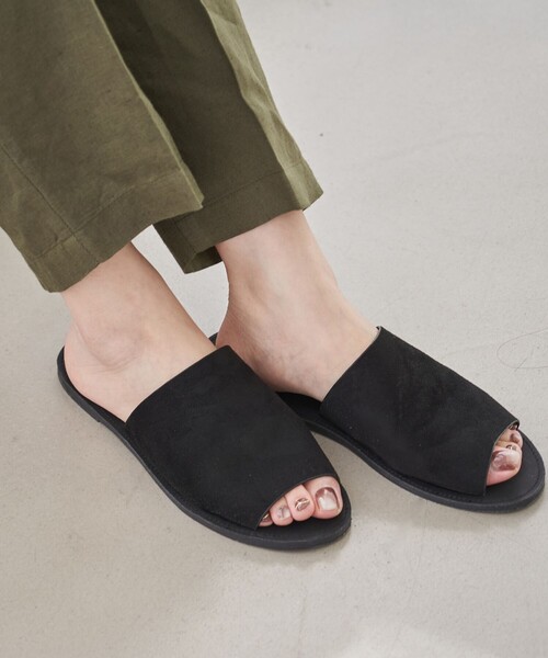 coen（コーエン）の「スエードライク スライドフラットサンダル（サンダル・レディース・ブラック/ダークブラウン・23.5cm/22.5cm/24.5cm）」の4枚目の写真