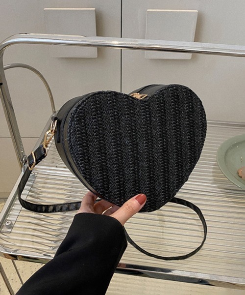 CERCA（チェルカ）の「Pochi Pouch/2way ミニ ハートデザイン わら編み ショルダーバッグ（ショルダーバッグ・レディース・ベージュ/ブラウン/ホワイト/ブラック・FREE）」の12枚目の写真